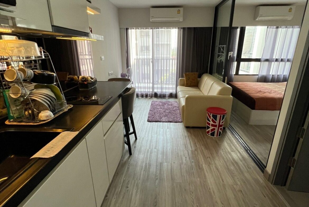 Modern one-bedroom condominium in central Hua Hin – image 02