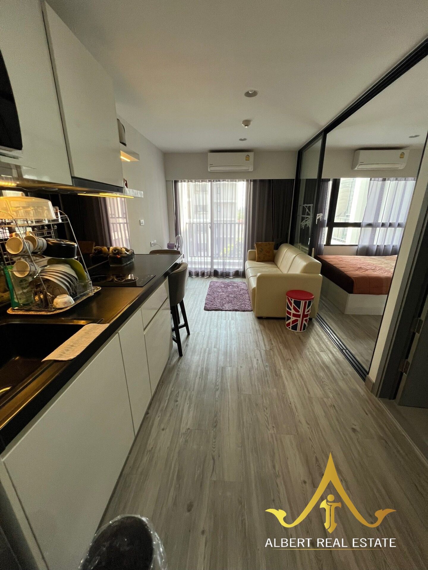 Modern one-bedroom condominium in central Hua Hin – image 02