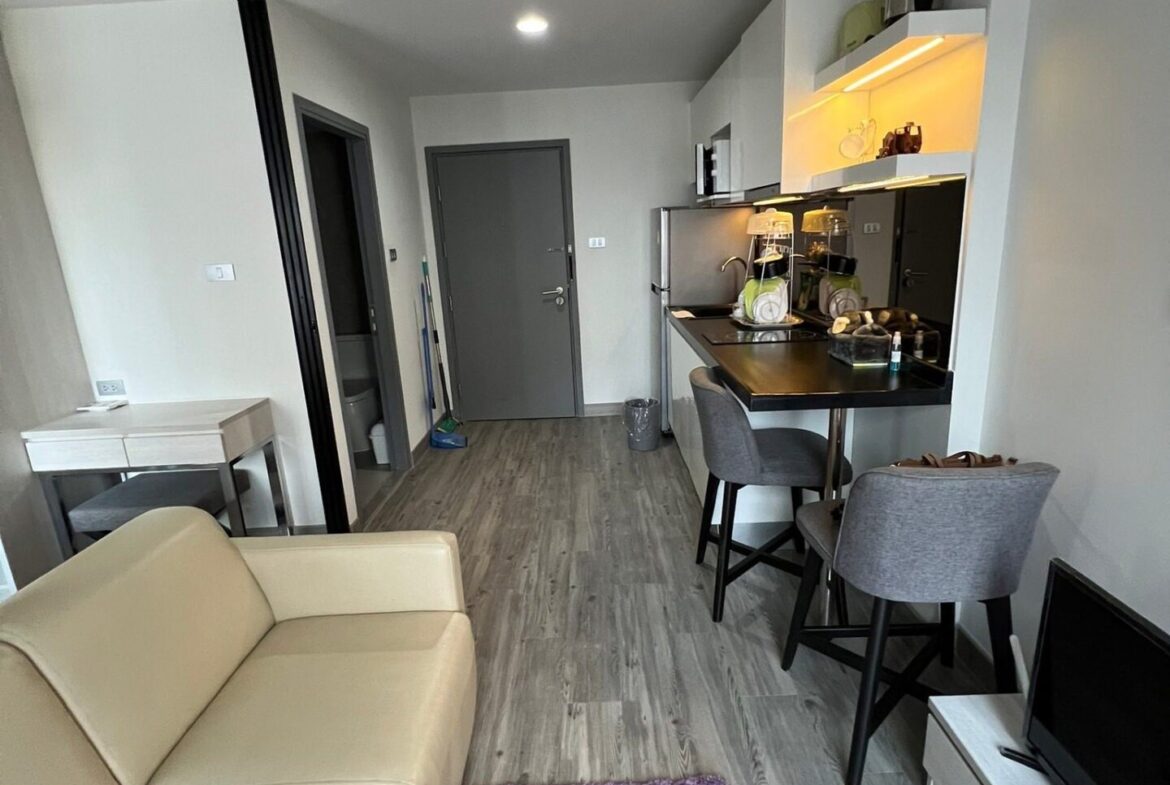 Modern one-bedroom condominium in central Hua Hin – image 03