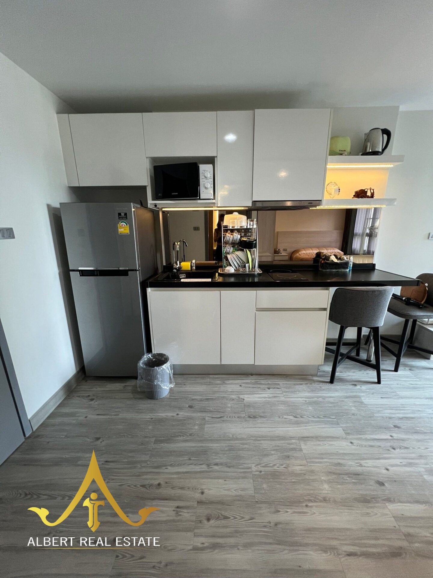 Modern one-bedroom condominium in central Hua Hin – image 05