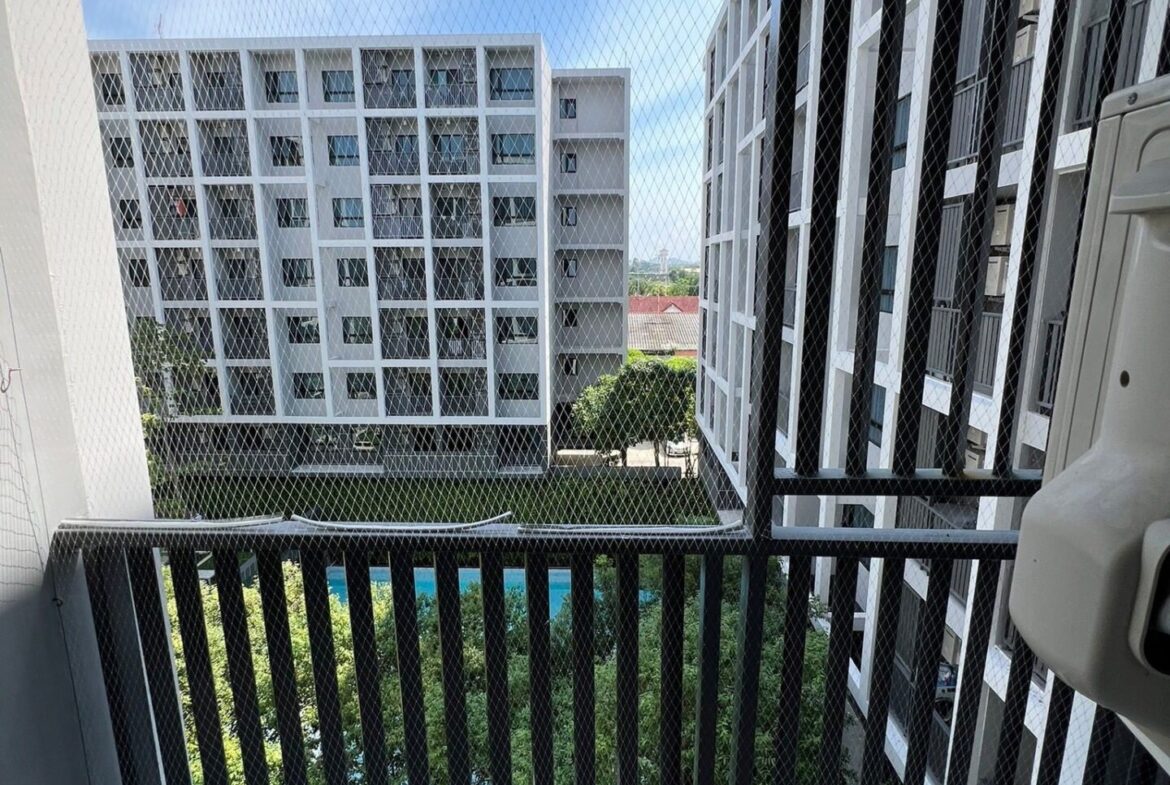 Modern one-bedroom condominium in central Hua Hin – image 09