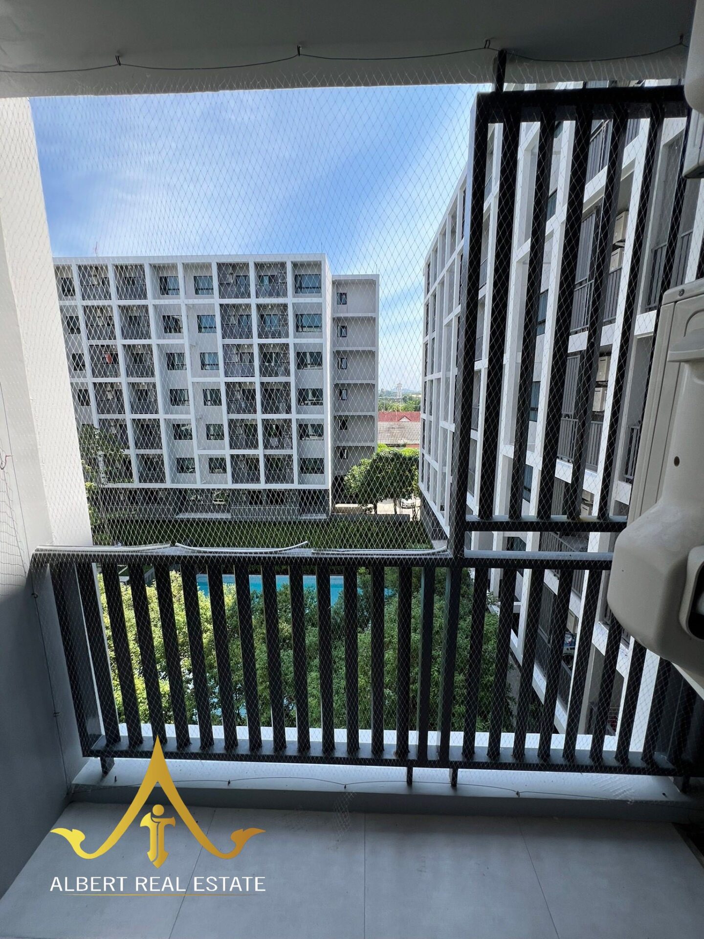 Modern one-bedroom condominium in central Hua Hin – image 09
