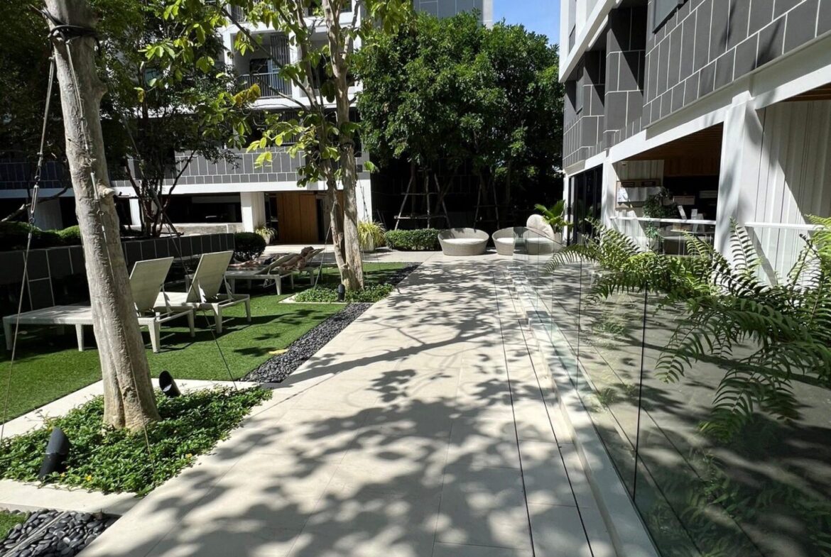 Modern one-bedroom condominium in central Hua Hin – image 11