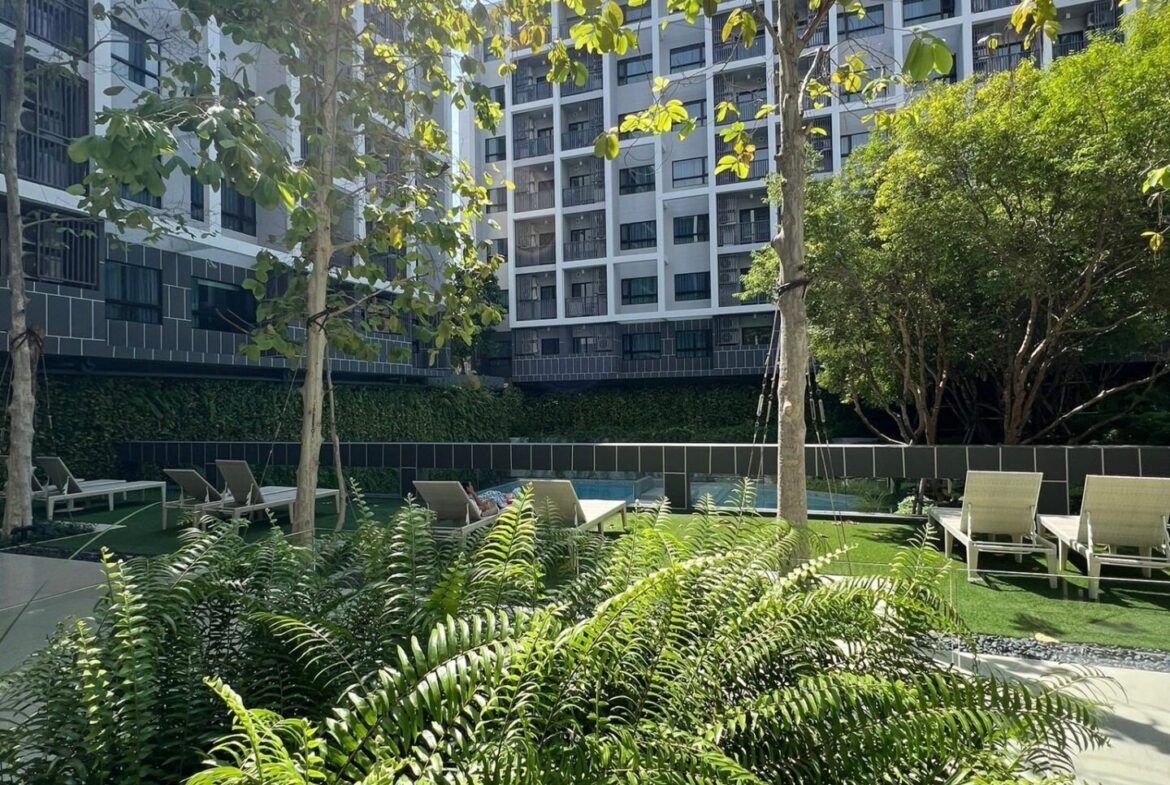 Modern one-bedroom condominium in central Hua Hin – image 12