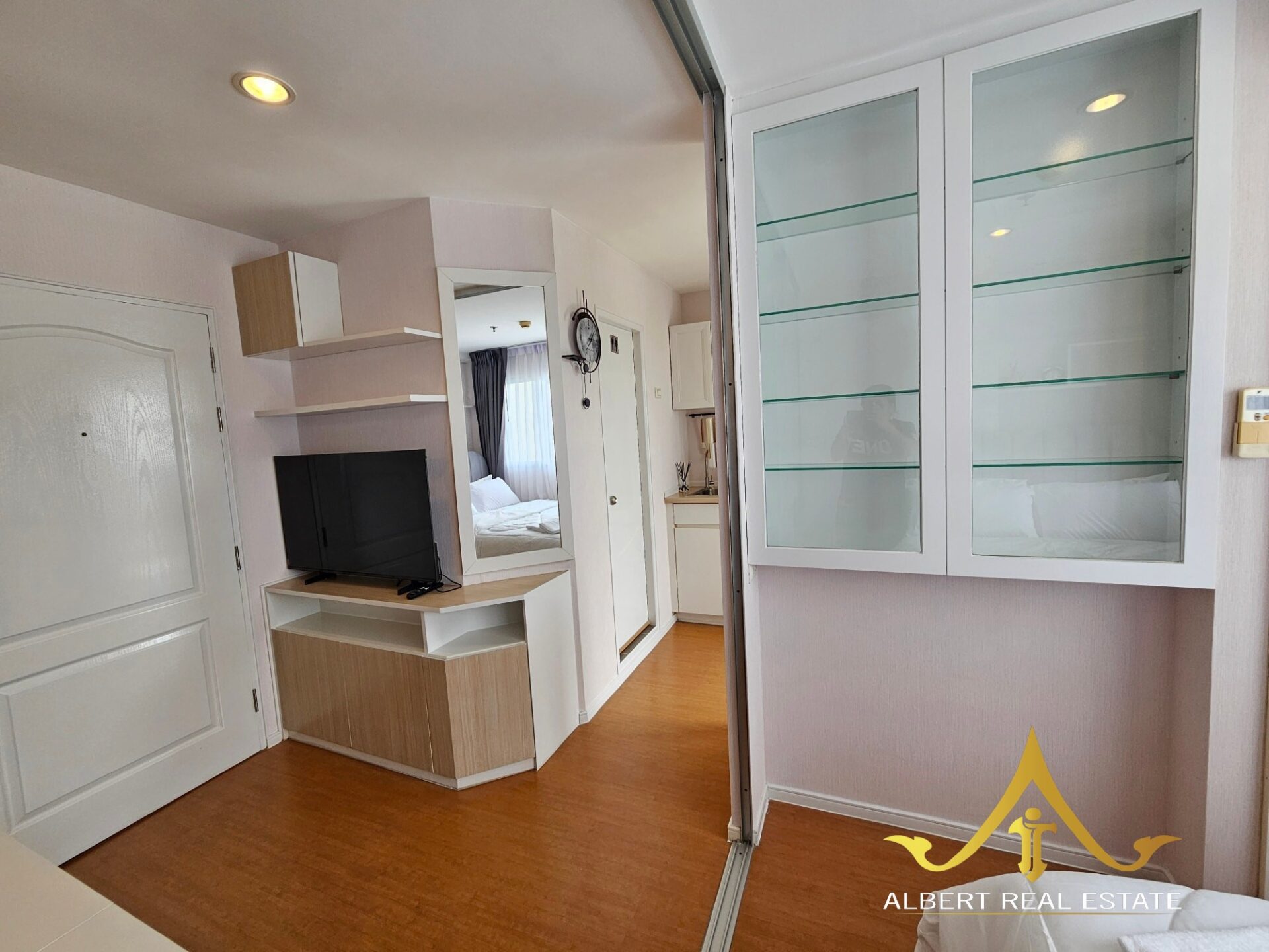 Renovated one-bedroom condominium in North Pattaya – image 11