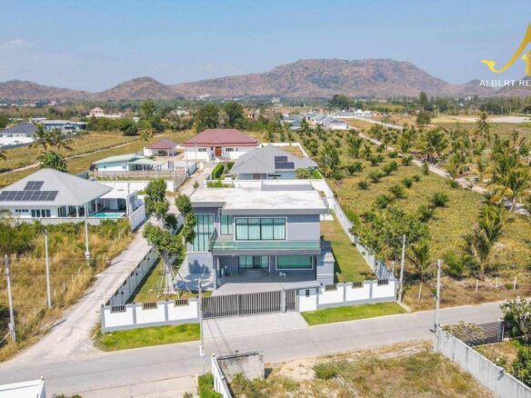 New 4-Bedroom House on 1,064 m² Near Black Mountain Golf