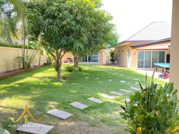 4-bedroom pool villa with guesthouse in Hua Hin – Photo 1