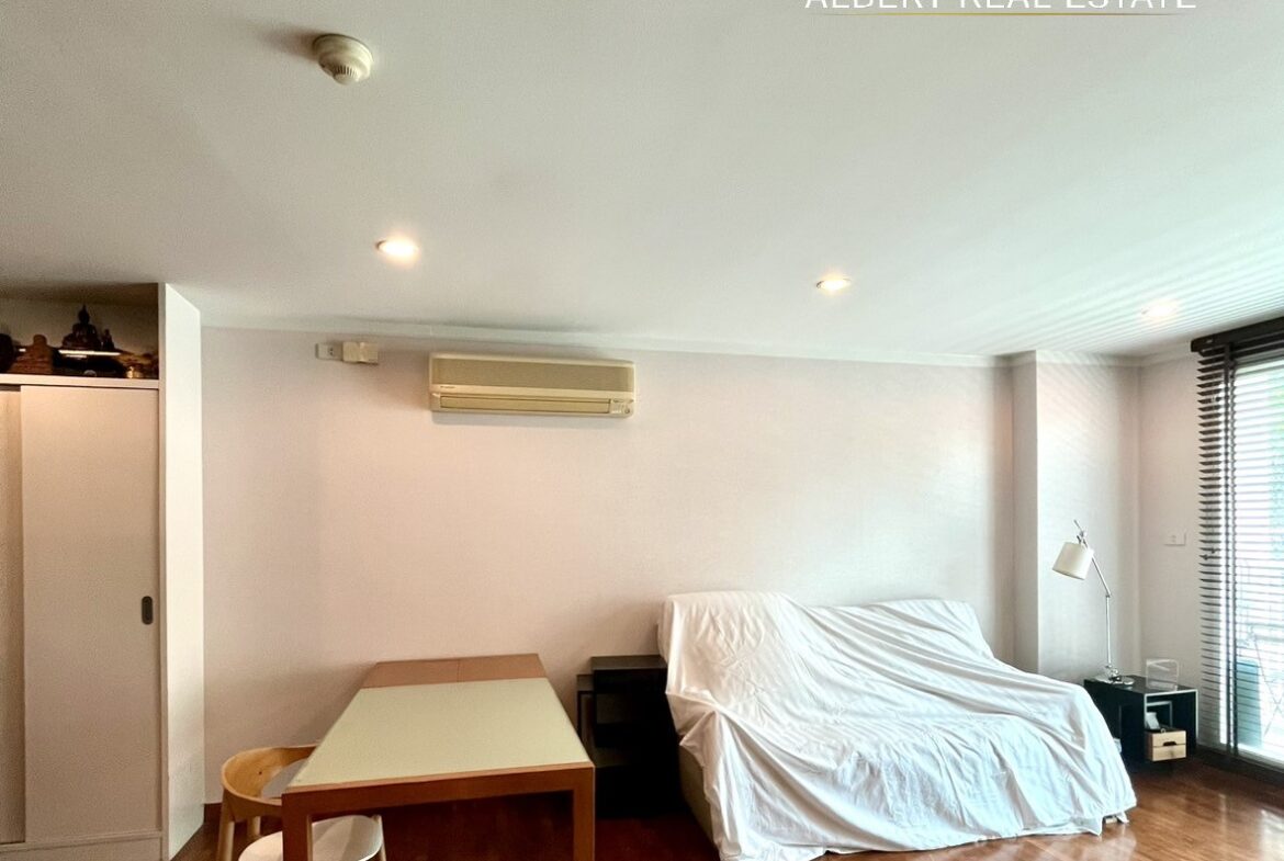 Baan Siri Yen Akat condo living area