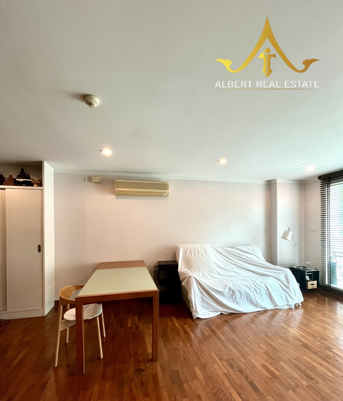 Baan Siri Yen Akat condo living area