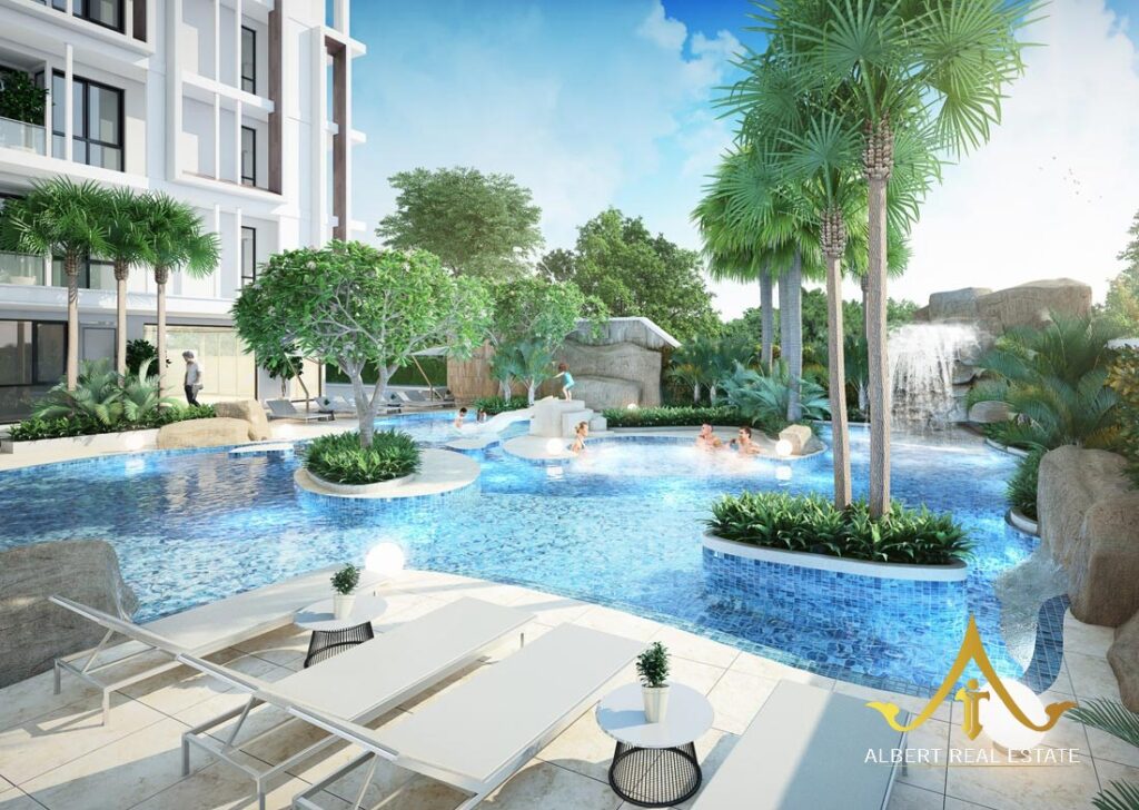 Communal swimming pool at Siam Oriental Oasis condominium in Pratamnak, Pattaya